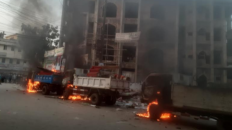 ভোলা পৌরসভার তিনটি গাড়ি জ্বালিয়ে দিল অবৈধ দোকানিরা, আহত ১৫